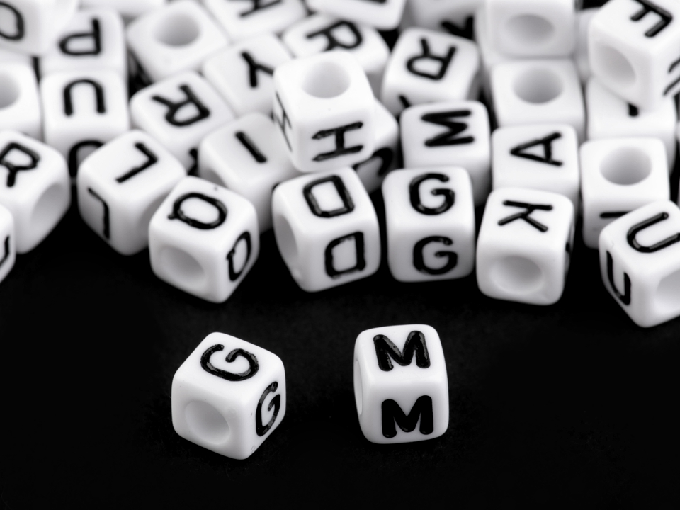 Korálky s písmeny kostky 6 mm